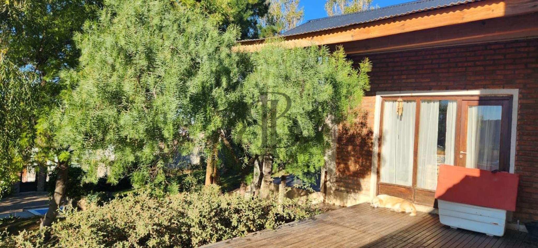 CASA CON PILETA EN VENTA A 3 CUADRAS DE AV POLONIA