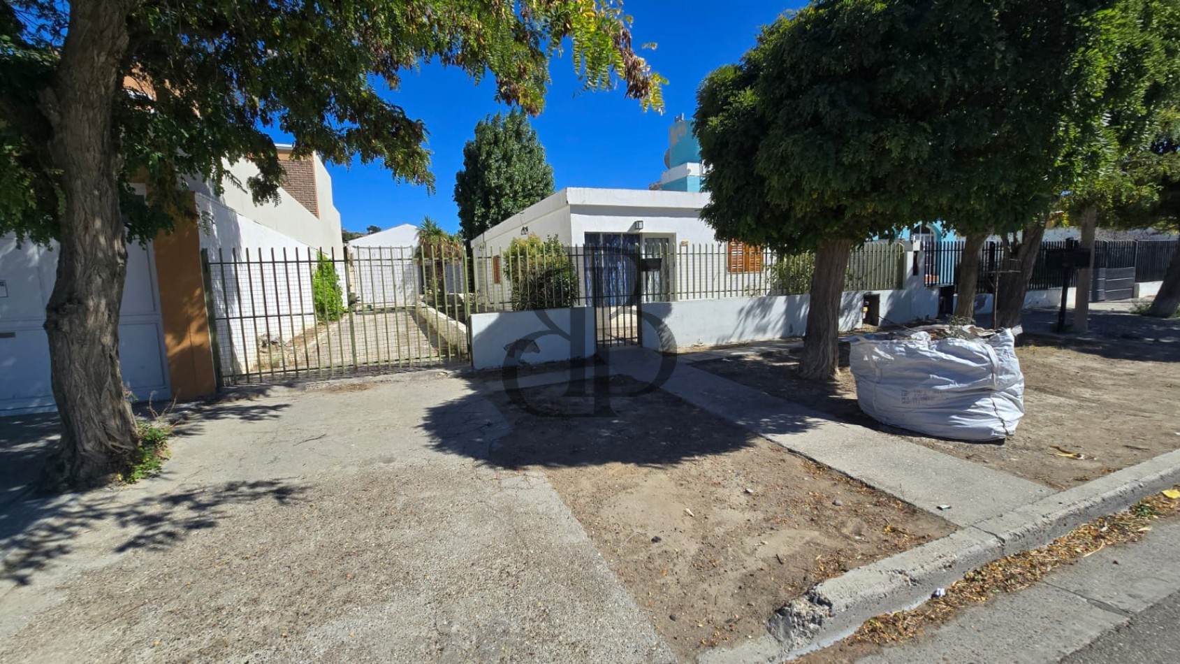 CASA EN VENTA DE 3 DORMITORIOS