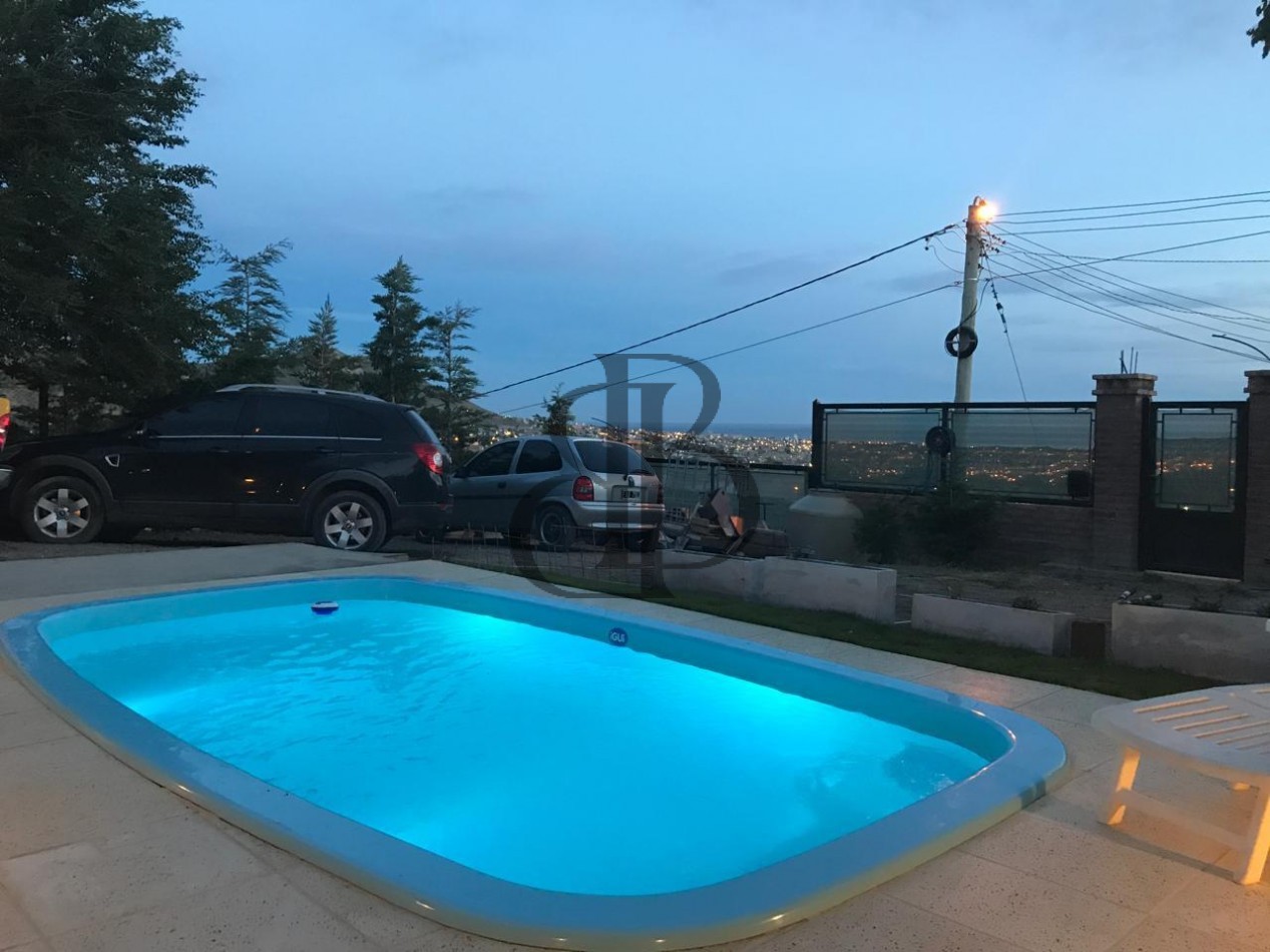 CASA CON PILETA EN VENTA A 3 CUADRAS DE AV POLONIA