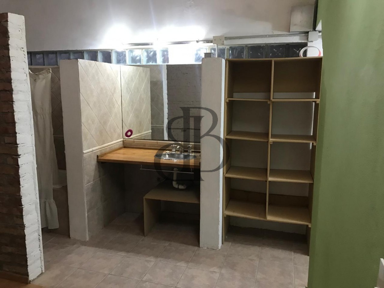 CASA CON PILETA EN VENTA A 3 CUADRAS DE AV POLONIA