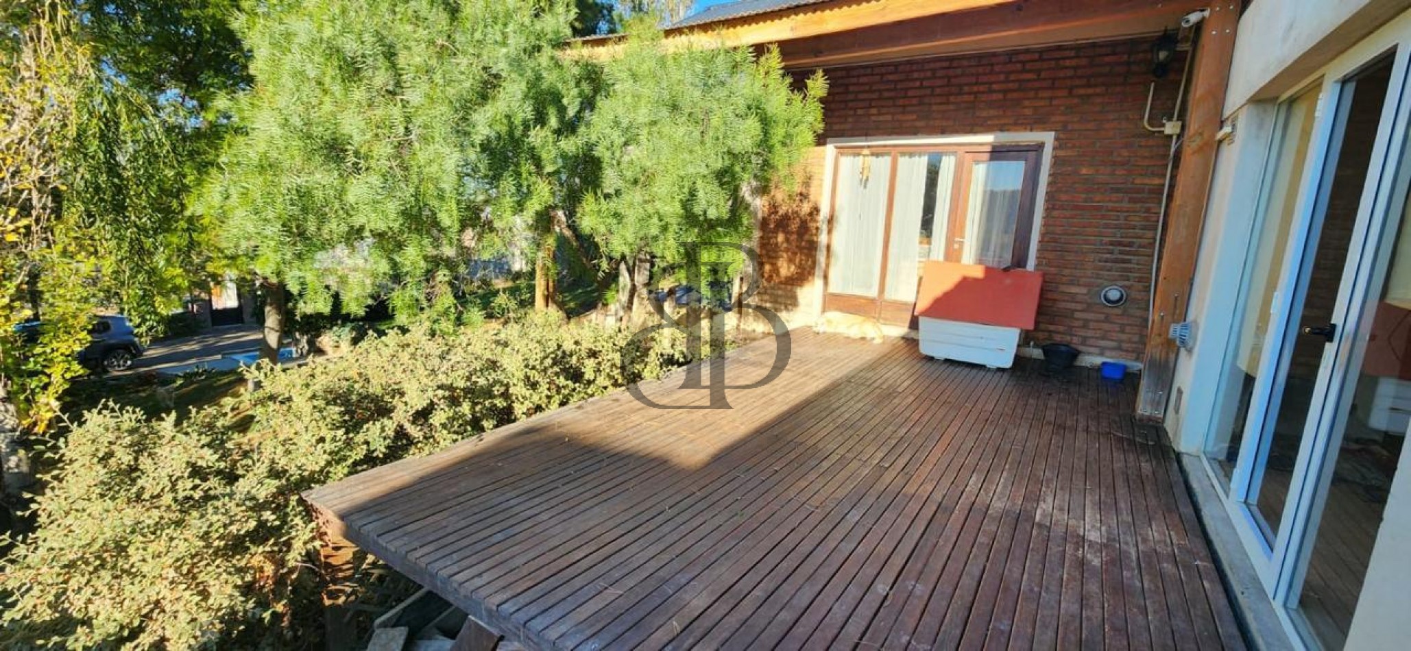 CASA CON PILETA EN VENTA A 3 CUADRAS DE AV POLONIA