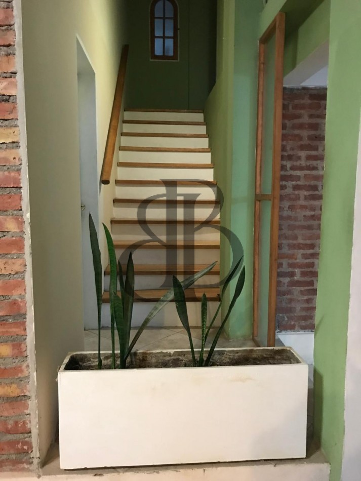 CASA CON PILETA EN VENTA A 3 CUADRAS DE AV POLONIA