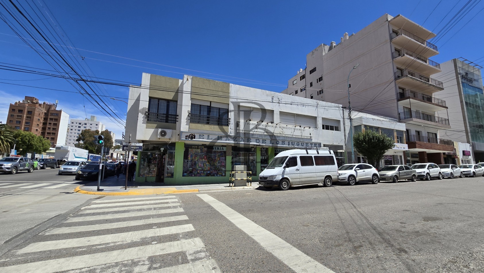 PROPIEDAD EN ESQUINA CENTRICA A LA VENTA