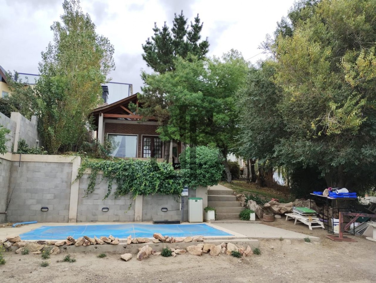 CASA CON PILETA EN VENTA A 3 CUADRAS DE AV POLONIA