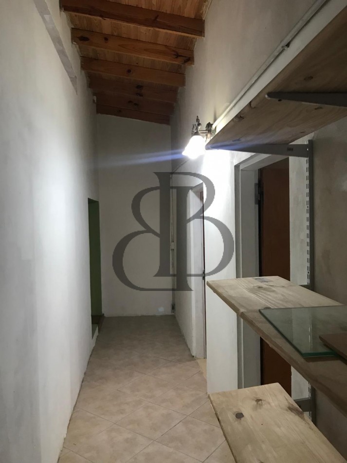 CASA CON PILETA EN VENTA A 3 CUADRAS DE AV POLONIA