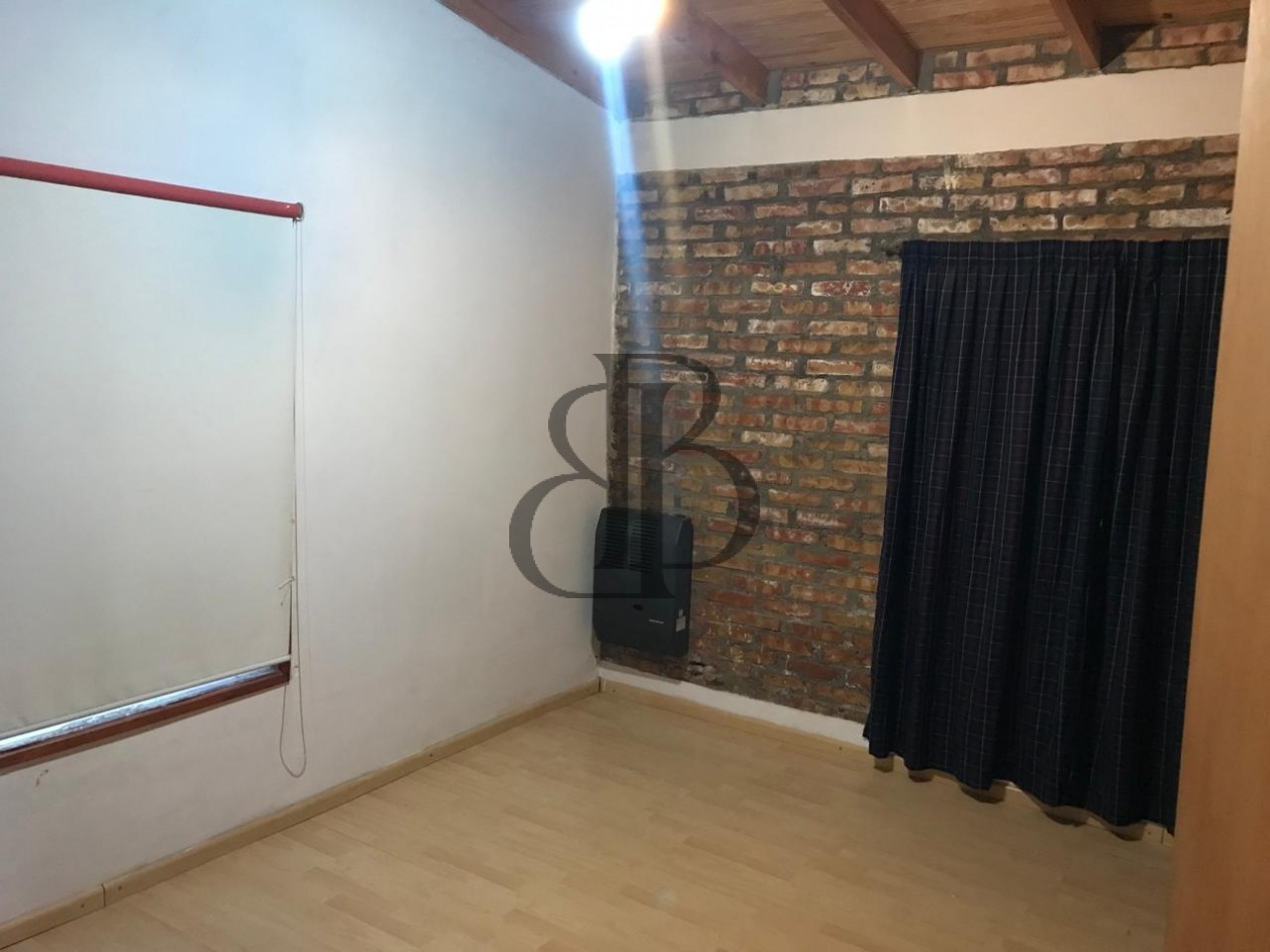 CASA CON PILETA EN VENTA A 3 CUADRAS DE AV POLONIA