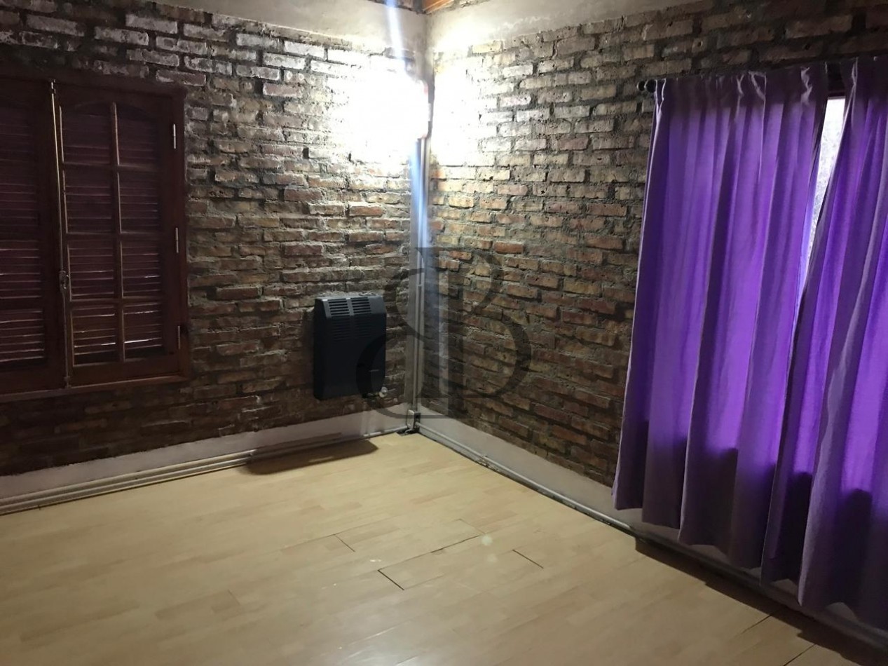 CASA CON PILETA EN VENTA A 3 CUADRAS DE AV POLONIA