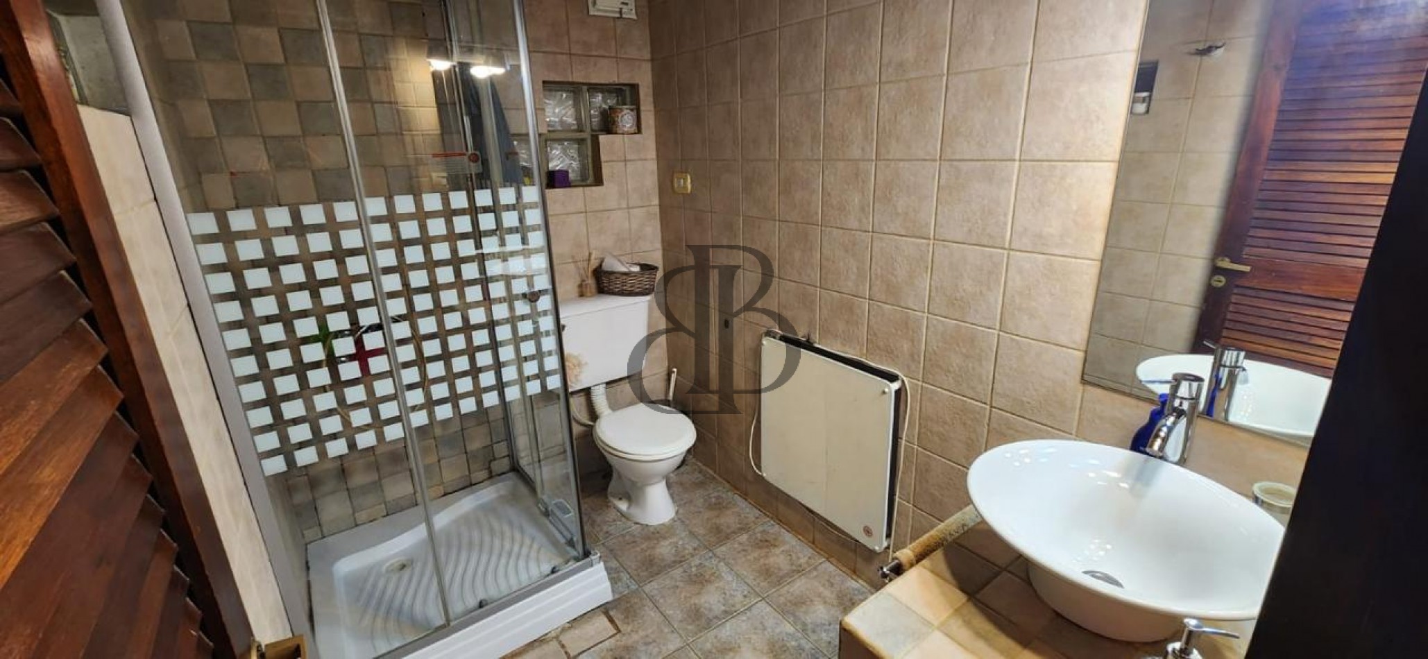 CASA CON PILETA EN VENTA A 3 CUADRAS DE AV POLONIA