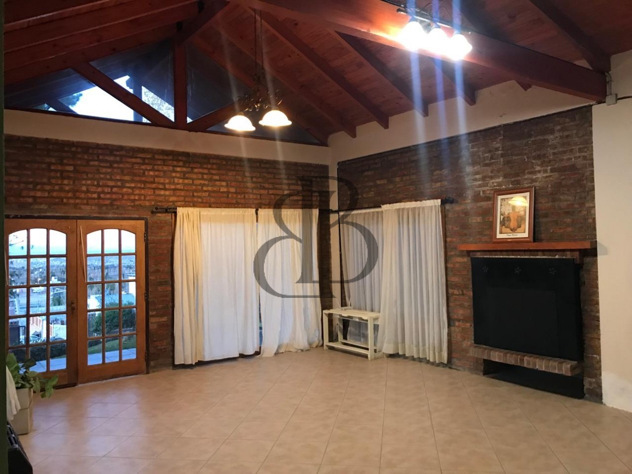 CASA CON PILETA EN VENTA A 3 CUADRAS DE AV POLONIA