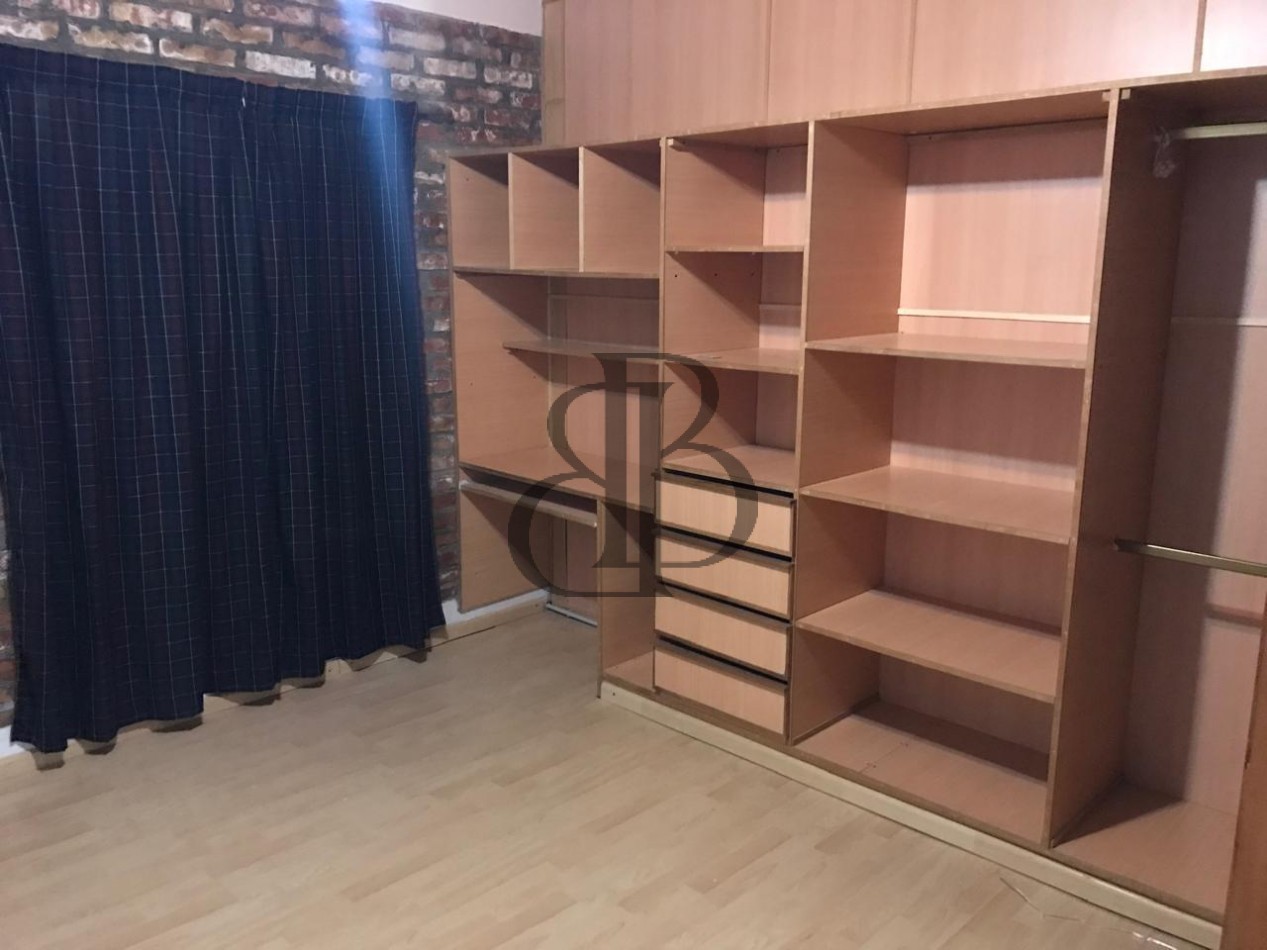 CASA CON PILETA EN VENTA A 3 CUADRAS DE AV POLONIA