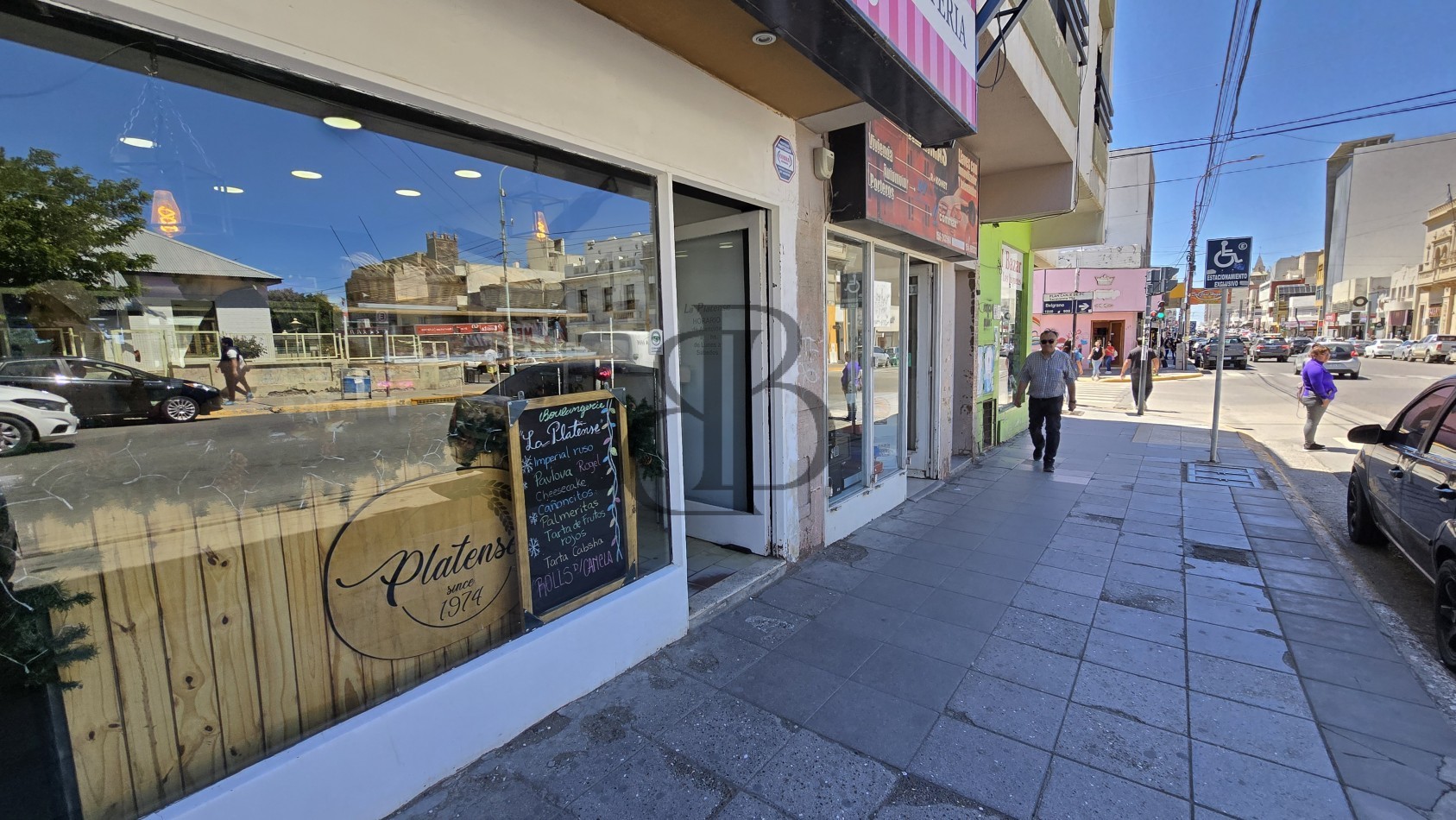 PROPIEDAD EN ESQUINA CENTRICA A LA VENTA