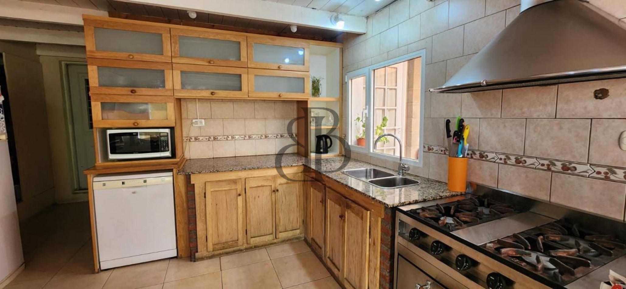 CASA CON PILETA EN VENTA A 3 CUADRAS DE AV POLONIA