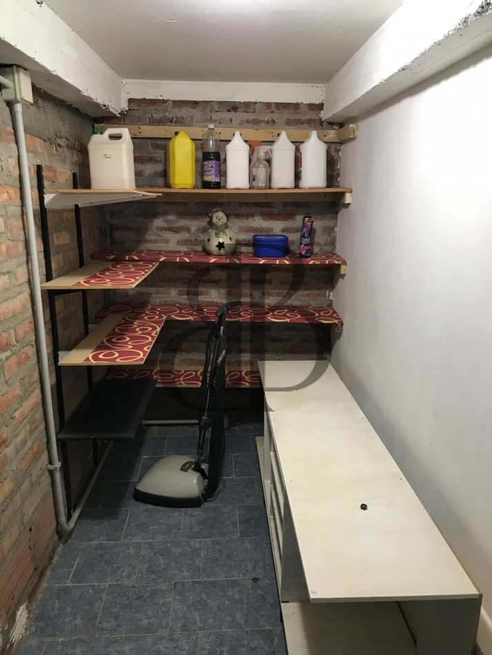 CASA CON PILETA EN VENTA A 3 CUADRAS DE AV POLONIA