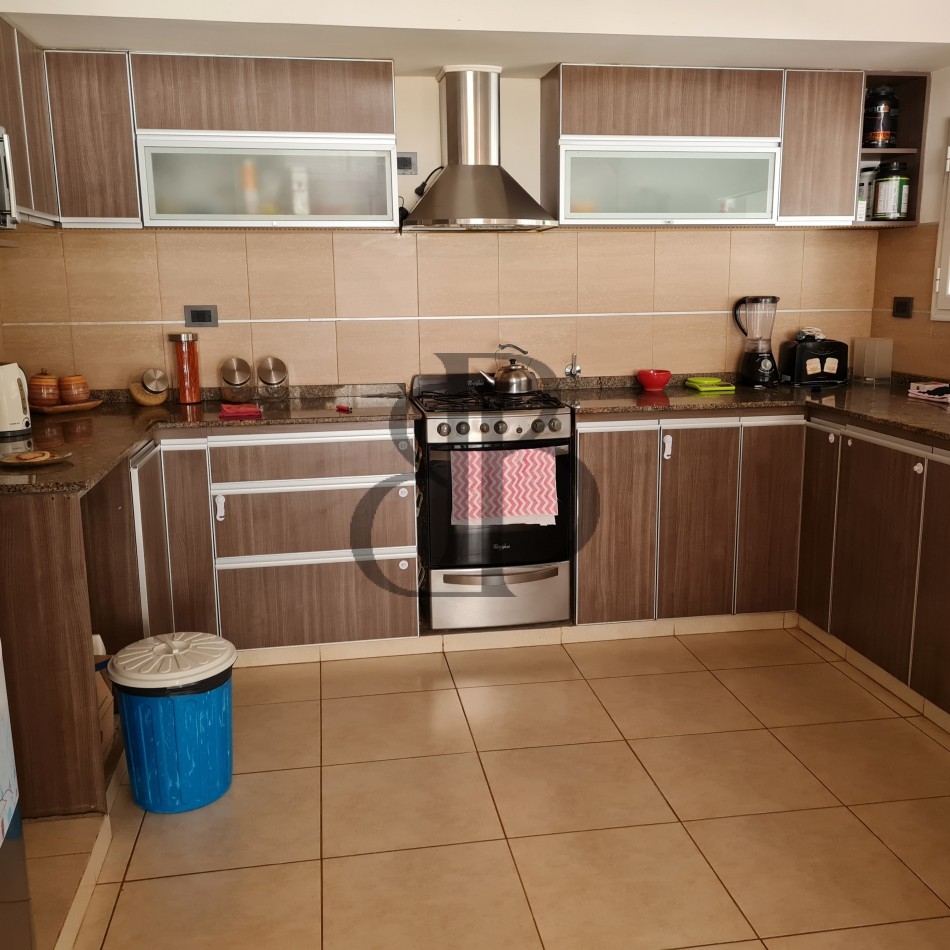 CASA EN VENTA 2 PLANTAS 3 DORM ZONA SUR