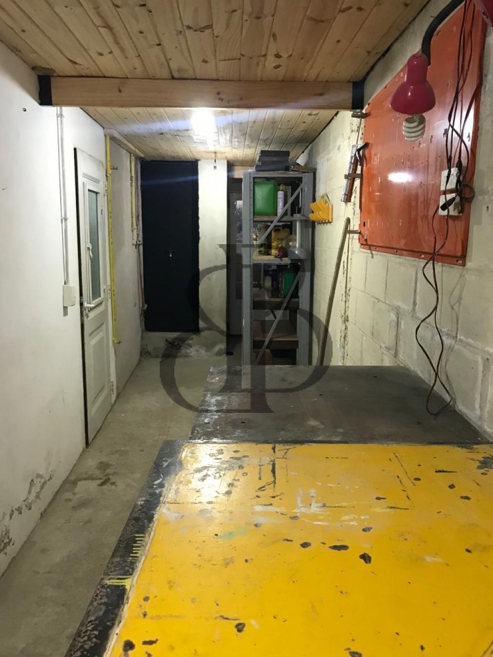 CASA CON PILETA EN VENTA A 3 CUADRAS DE AV POLONIA