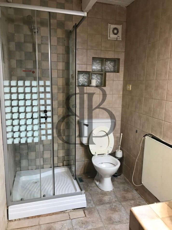 CASA CON PILETA EN VENTA A 3 CUADRAS DE AV POLONIA
