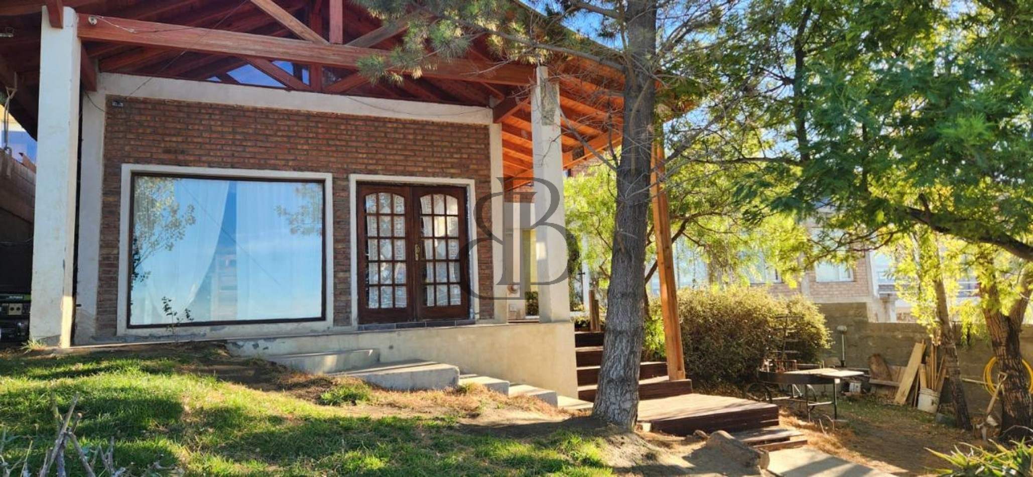 CASA CON PILETA EN VENTA A 3 CUADRAS DE AV POLONIA