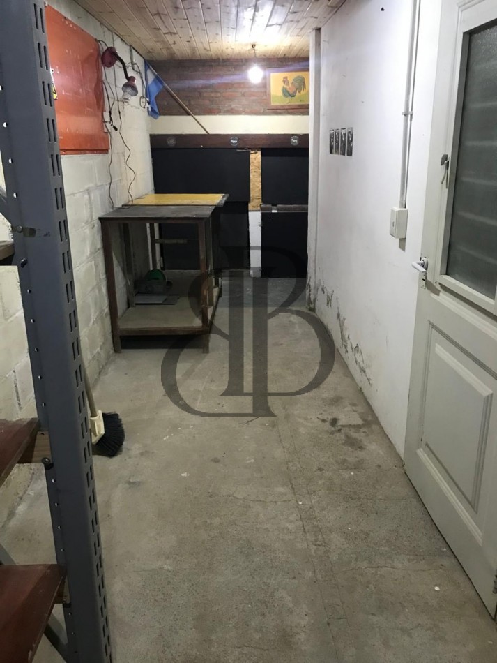 CASA CON PILETA EN VENTA A 3 CUADRAS DE AV POLONIA