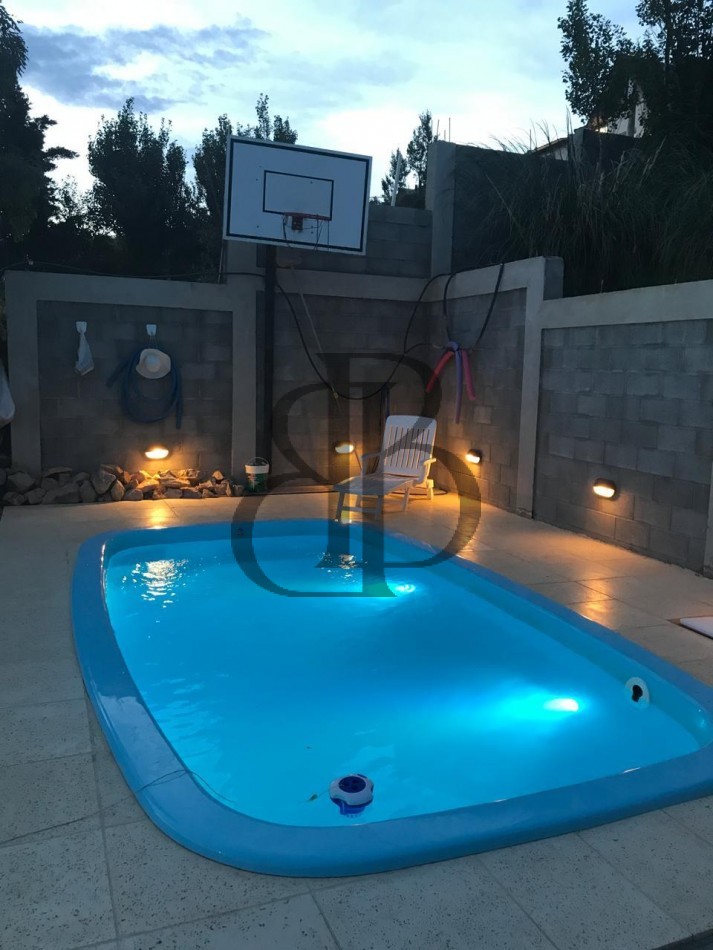 CASA CON PILETA EN VENTA A 3 CUADRAS DE AV POLONIA