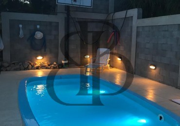 CASA CON PILETA EN VENTA A 3 CUADRAS DE AV POLONIA