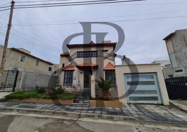 CASA EN VENTA 3 DORMITORIOS - B° DIVINA PROVIDENCIA